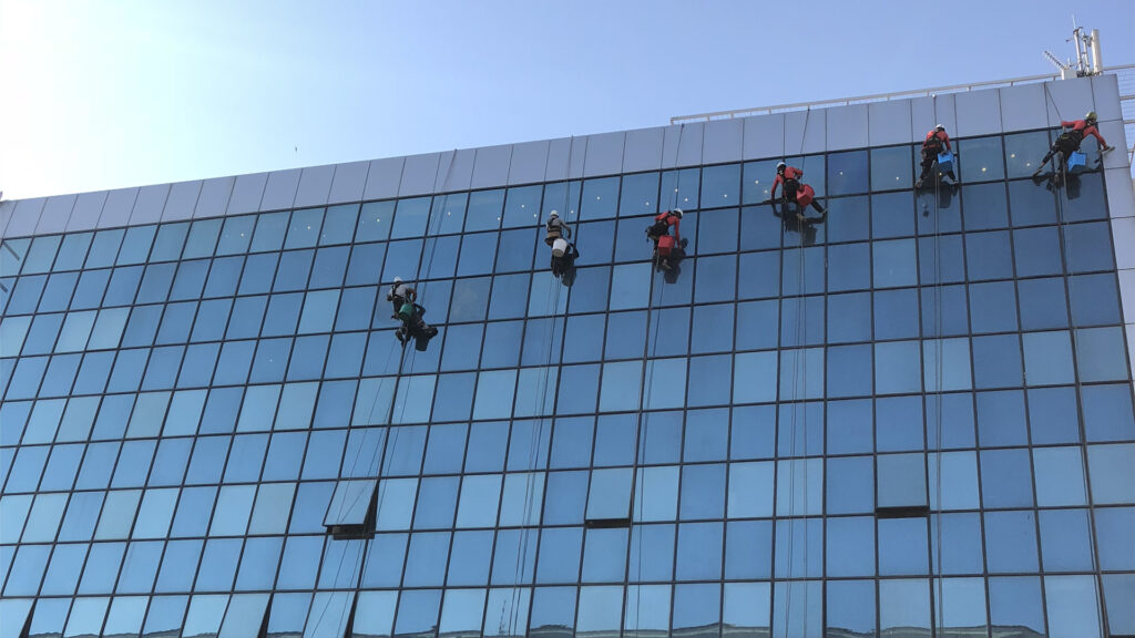 معایب کرتین وال